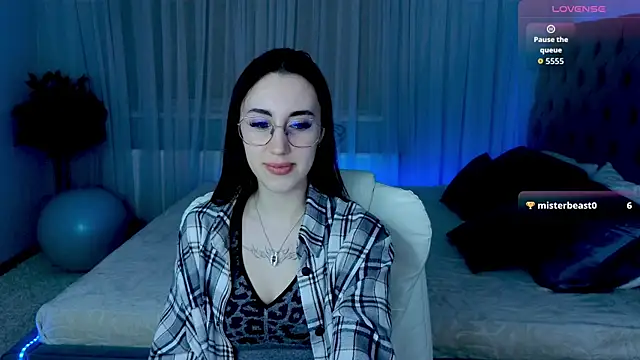 Miss  Linn online show from December 2025 01:32:02 PM