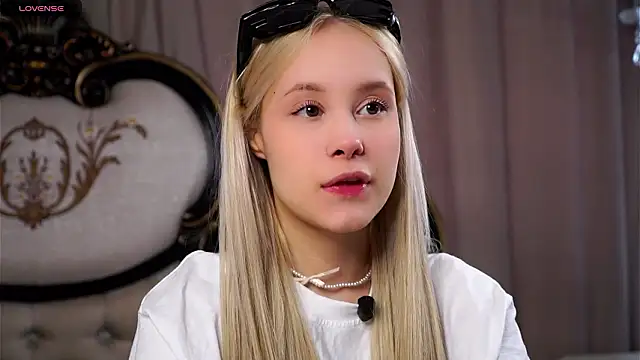 AunclreaVache online show from March 2026 02:19:02 AM