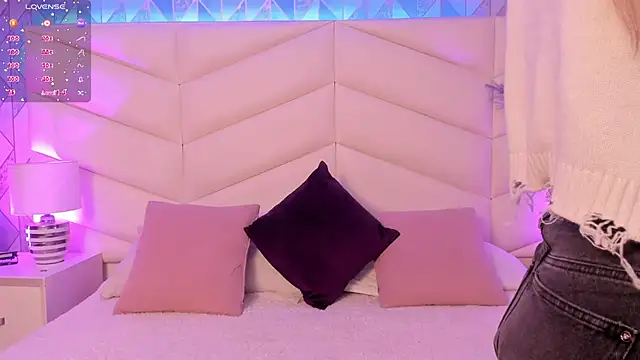 Lizzi Hotman  online show from April 2026 08:43:01 PM