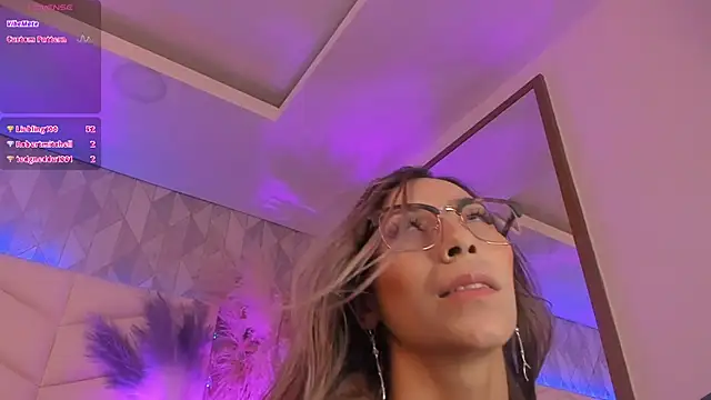 Lizzi Hotman  online show from April 2026 09:39:33 PM