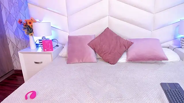 Lizzi Hotman  online show from February 2026 08:30:02 PM