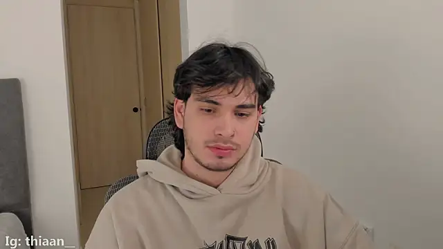 Snapshot of thiaann chatting on December 2025 02:04:02 AM thiaann online show from December 2025 02:04:02 AM