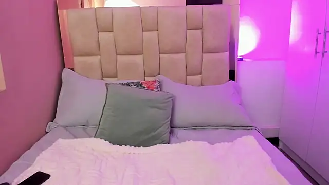 Nana  S online show from December 2025 03:02:01 AM