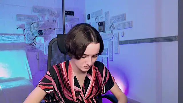 KateWillows online show from December 2025 12:15:02 PM