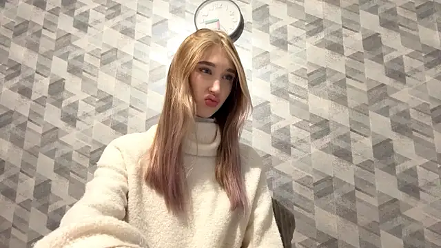 Snapshot of DetraLinz chatting on December 2025 04:44:01 PM DetraLinz online show from December 2025 04:44:01 PM