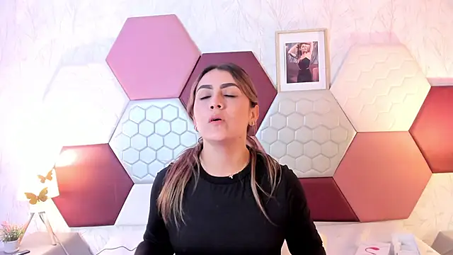 AriaRous online show from April 2026 09:39:33 PM