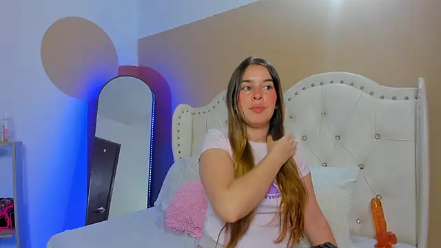 Snapshot of Chloe_Fox18 chatting on December 2025 04:24:02 PM Chloe Fox18 online show from December 2025 04:24:02 PM