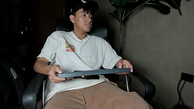 Snapshot of isaac_grimm chatting on February 2026 03:06:01 AM isaac grimm online show from February 2026 03:06:01 AM