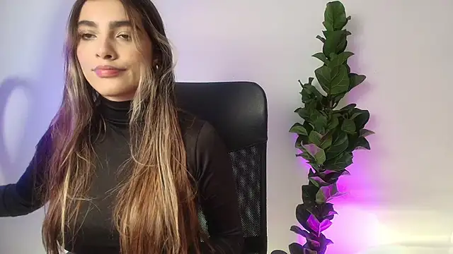 Snapshot of Julieta-8 chatting on December 2025 12:43:01 AM Julieta-8 online show from December 2025 12:43:01 AM