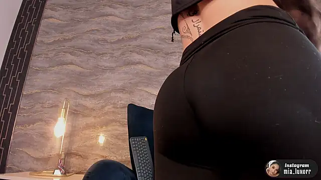 Snapshot of Mia_Luxor chatting on April 2026 11:39:02 AM Mia Luxor online show from April 2026 11:39:02 AM