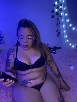 Lindalatina2001 online show from April 2026 07:04:02 PM