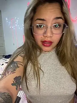Snapshot of Lindalatina2001 chatting on May 2026 11:32:02 PM Lindalatina2001 online show from May 2026 11:32:02 PM