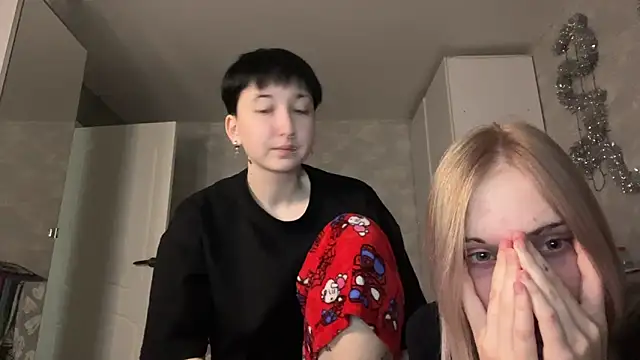 Snapshot of CelenFomes chatting on December 2025 09:42:01 AM CelenFomes online show from December 2025 09:42:01 AM