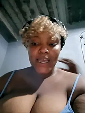 EverythingNIce1 online show from February 2026 06:38:02 PM