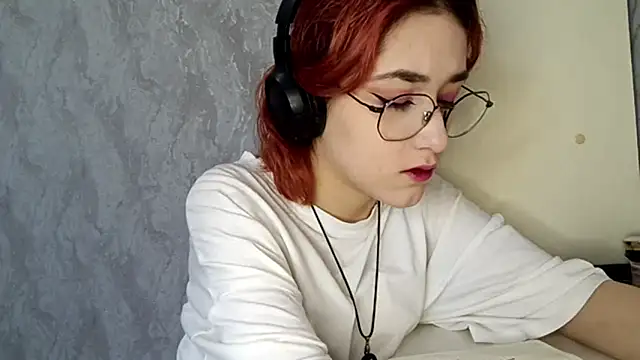 Snapshot of LinaWatter chatting on December 2025 11:42:01 AM LinaWatter online show from December 2025 11:42:01 AM