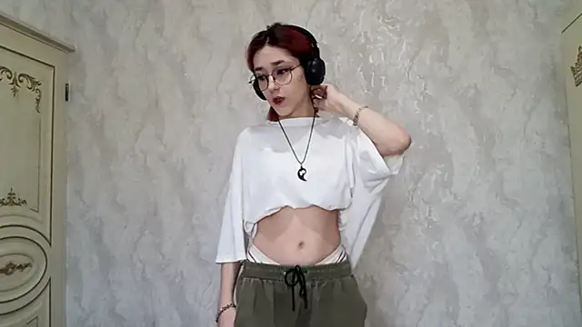 Snapshot of LinaWatter chatting on December 2025 11:31:01 AM LinaWatter online show from December 2025 11:31:01 AM