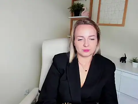 Snapshot of Karenblond chatting on December 2025 06:48:01 AM Karenblond online show from December 2025 06:48:01 AM