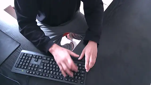 TRESBONNEBITE online show from December 2025 02:32:01 PM