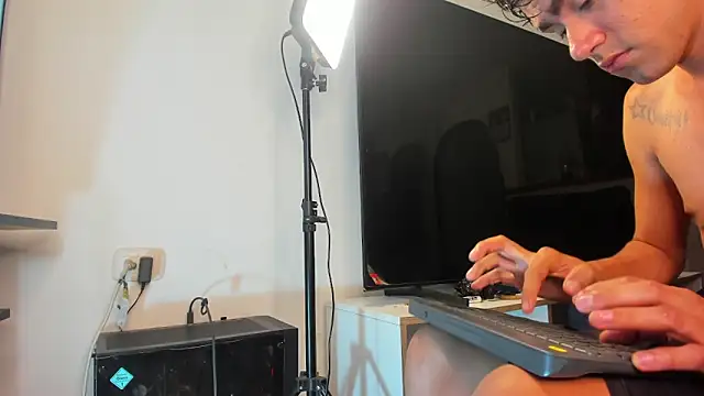 Snapshot of Latin_boys79 chatting on February 2026 05:18:01 AM Latin boys79 online show from February 2026 05:18:01 AM