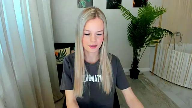 MidnighteAura online show from May 2026 12:31:01 PM