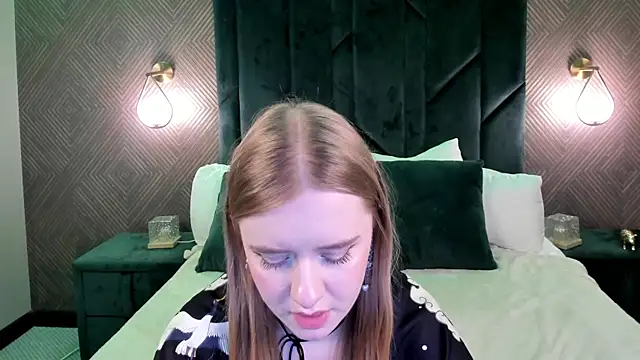 Snapshot of Victori_Fox chatting on December 2025 04:11:01 AM Victori Fox online show from December 2025 04:11:01 AM