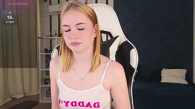 Snapshot of shinyluna1 chatting on December 2025 10:17:02 AM shinyluna1 online show from December 2025 10:17:02 AM