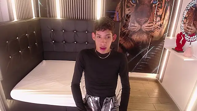 AleJines   online show from December 2025 11:45:01 AM