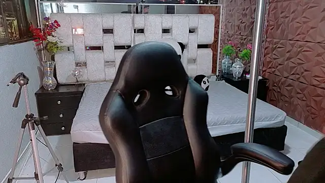 StormLuxX online show from December 2025 04:56:02 AM