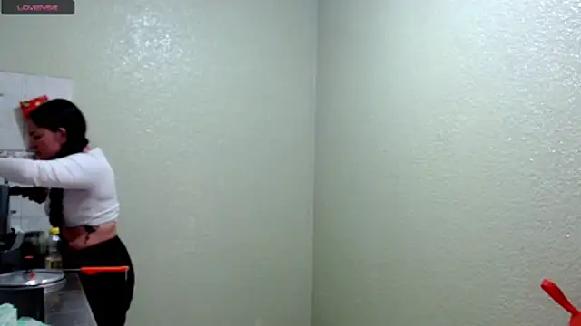 MisNicol online show from April 2026 05:17:02 PM