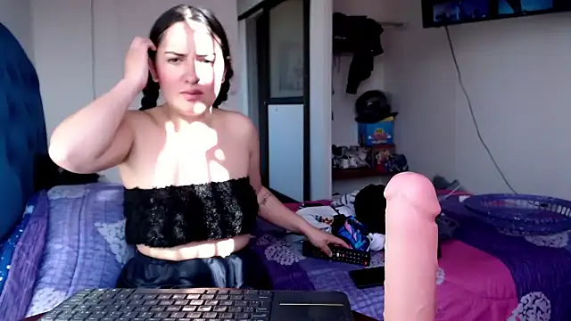 MisNicol online show from April 2026 01:05:02 PM