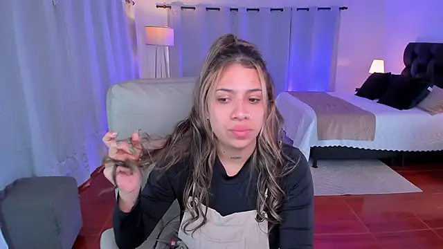 Snapshot of Zara_Wolf_ chatting on February 2026 02:06:02 PM Zara Wolf online show from February 2026 02:06:02 PM