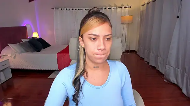 Snapshot of Zara_Wolf_ chatting on December 2025 11:20:02 AM Zara Wolf online show from December 2025 11:20:02 AM