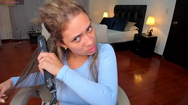 Snapshot of Zara_Wolf_ chatting on January 2026 11:27:02 AM Zara Wolf online show from January 2026 11:27:02 AM