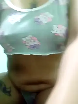 Snapshot of the-queen-of-money chatting on December 2025 04:52:02 PM the-queen-of-money online show from December 2025 04:52:02 PM