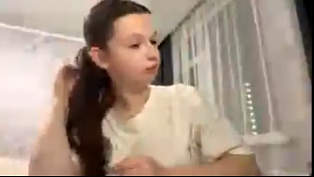 Snapshot of EllieBerrie chatting on December 2025 03:58:02 PM EllieBerrie online show from December 2025 03:58:02 PM