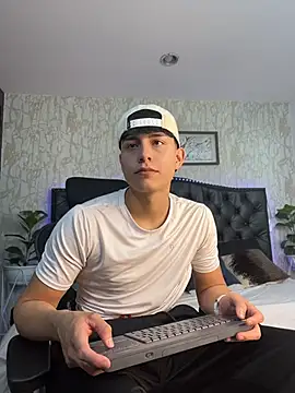 Lander Cruz online show from April 2026 08:07:01 PM