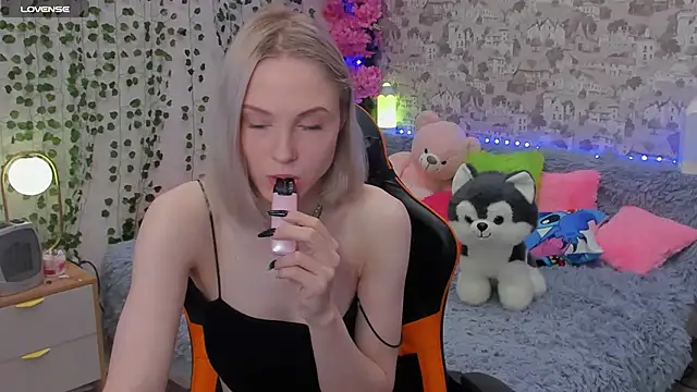 Snapshot of Gina_Gina_love chatting on June 2026 02:24:02 AM Gina Gina love online show from June 2026 02:24:02 AM