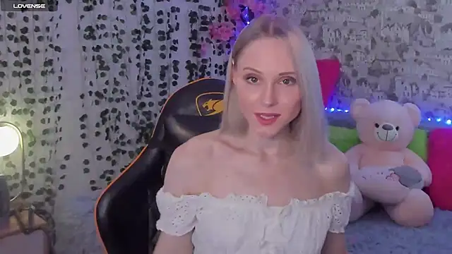 Snapshot of Gina_Gina_love chatting on June 2026 04:09:01 AM Gina Gina love online show from June 2026 04:09:01 AM