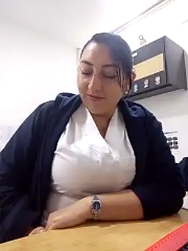 Valeria montana  online show from March 2026 12:01:01 PM