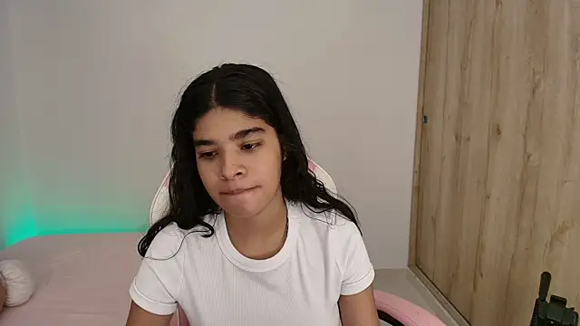 Snapshot of phia_carter chatting on June 2026 12:19:02 AM phia carter online show from June 2026 12:19:02 AM