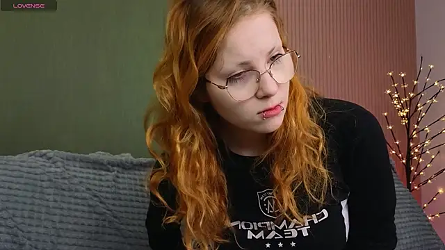 Snapshot of Sofie_Burn chatting on December 2025 04:18:02 AM Sofie Burn online show from December 2025 04:18:02 AM