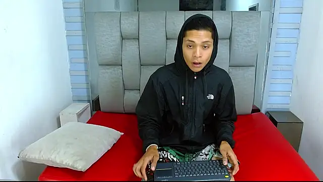 Snapshot of Axel_Marcu chatting on December 2025 01:10:02 PM Axel Marcu online show from December 2025 01:10:02 PM