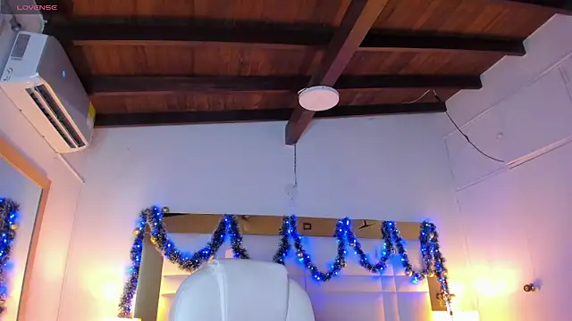 Zoei Moon online show from December 2025 07:18:01 PM