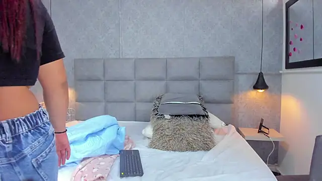 emilyy r online show from April 2026 07:04:01 PM