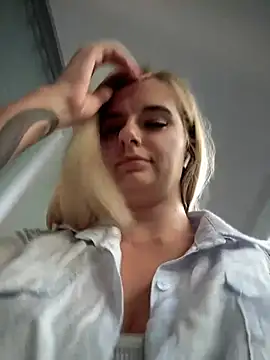 Snapshot of Betsy chatting on February 2025 10:03:02 AM Betsy online show from February 2025 10:03:02 AM