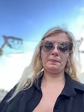 Snapshot of Betsy chatting on January 2025 09:28:01 AM Betsy online show from January 2025 09:28:01 AM