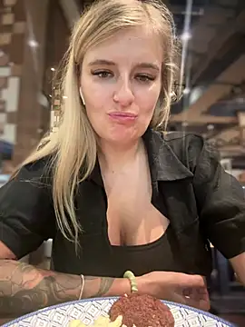 Snapshot of Betsy chatting on January 2025 09:19:02 AM Betsy online show from January 2025 09:19:02 AM