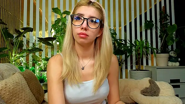 Snapshot of FlowweerGirl chatting on December 2025 09:01:02 PM FlowweerGirl online show from December 2025 09:01:02 PM