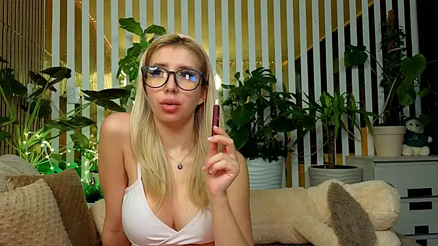 Snapshot of FlowweerGirl chatting on December 2025 12:43:01 AM FlowweerGirl online show from December 2025 12:43:01 AM