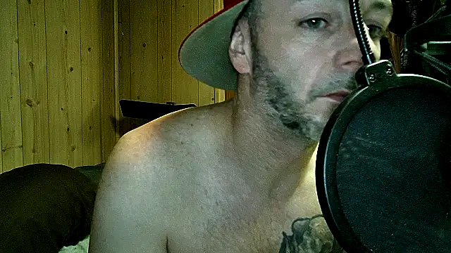 Snapshot of 8point5guy chatting on December 2025 05:56:01 AM 8point5guy online show from December 2025 05:56:01 AM